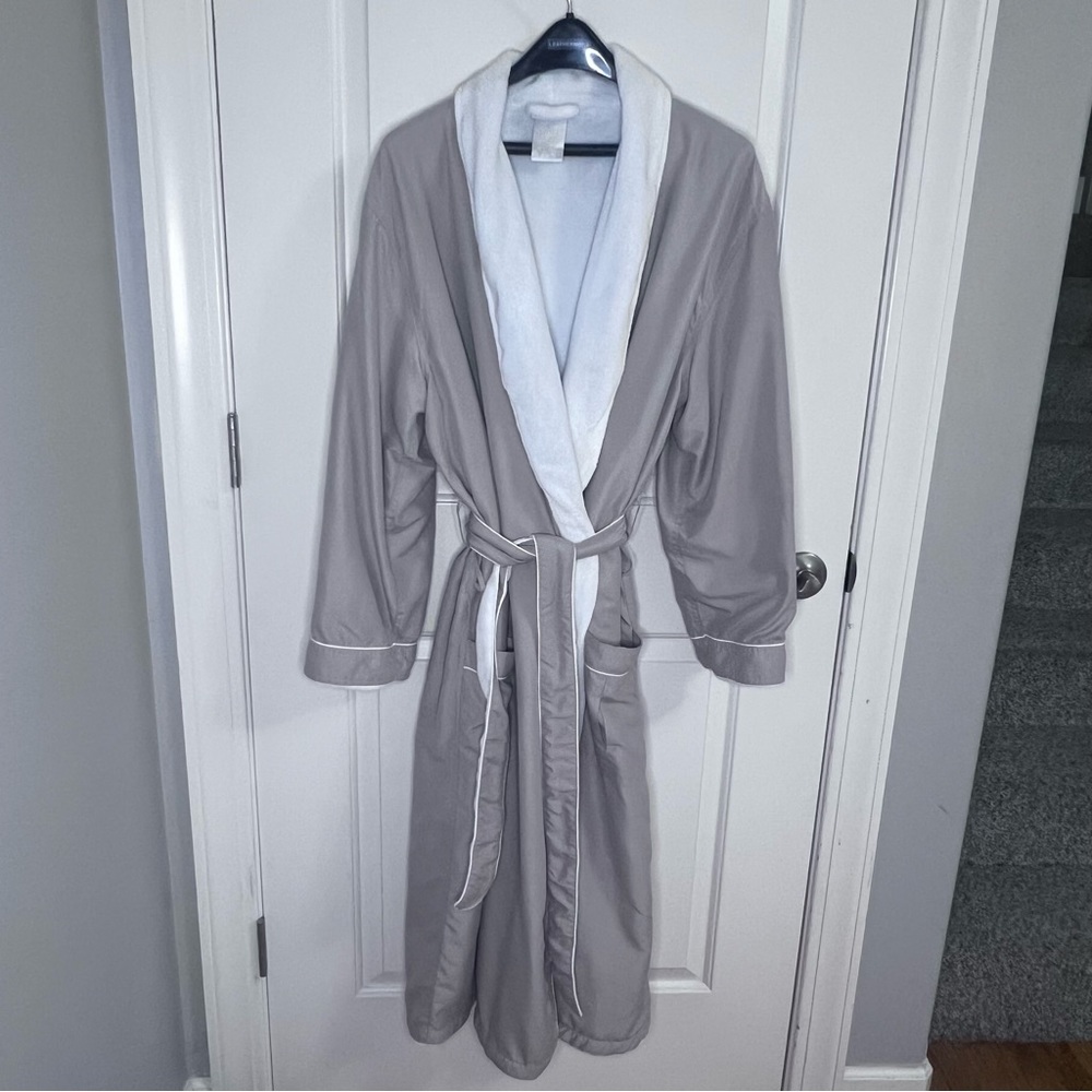 Jennifer Adam’s Home- luxurious ladies robe. Beige- soft, white lining. Medium